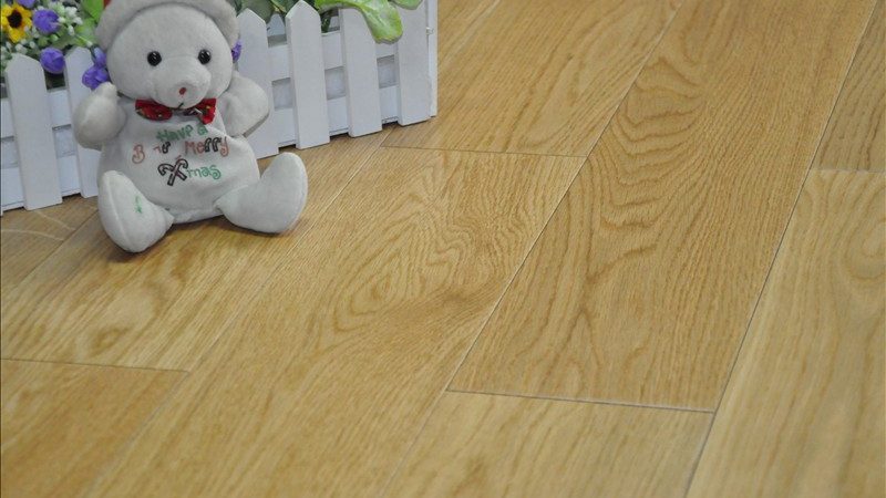 儿童房地板选材：强化地板的环保与适用性解析